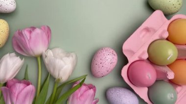 Renkli paskalya yumurtaları ve laleler neşeli bir bahar yaratıyor.