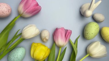 Renkli paskalya yumurtaları ve laleler neşeli bir bahar yaratıyor.