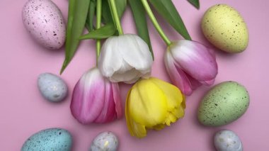 Renkli paskalya yumurtaları ve laleler neşeli bir bahar yaratıyor.