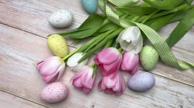 Renkli paskalya yumurtaları ve laleler neşeli bir bahar yaratıyor.