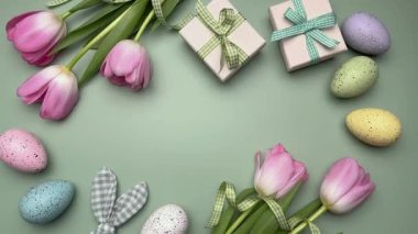 Renkli paskalya yumurtaları ve laleler neşeli bir bahar yaratıyor.