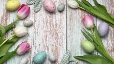 Paskalya yumurtaları ve laleler renkli bir çerçeve oluşturuyor.