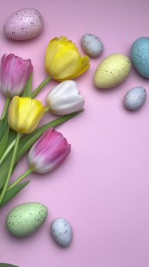 Paskalya yumurtaları ve laleler renkli bir çerçeve oluşturuyor.