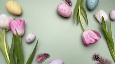 Paskalya yumurtaları ve laleler renkli bir çerçeve oluşturuyor.