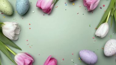 Paskalya yumurtaları ve laleler renkli bir çerçeve oluşturuyor.