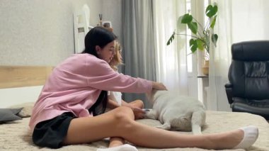 İki kız kardeş evcil hayvanları Jack Russell 'la kaynaşıyor. Yürek ısıtan bir aşk ve arkadaşlık sahnesi yaratıyorlar.