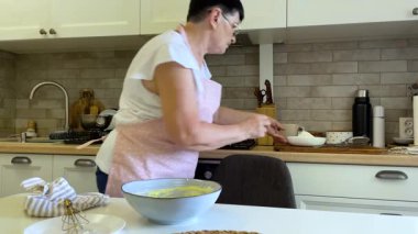 Hamur işi şefi unu kasede hamura çeviriyor.