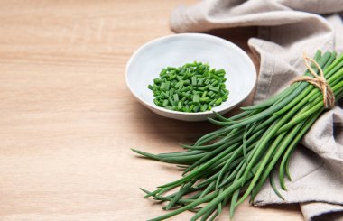 Taze soğanlar taze kesilmiş ve bir kaseye konmuş, pişirilmeye hazır.