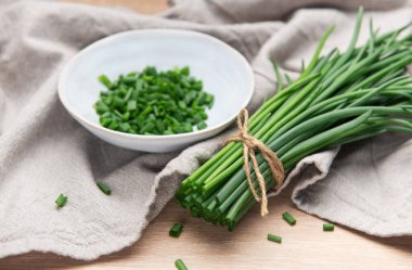 Bir kase dolusu soğan ve doğranmış kumaş.