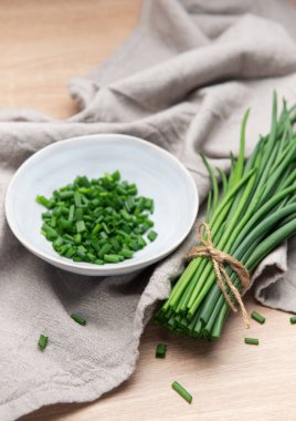 Bir kase dolusu soğan ve doğranmış kumaş.