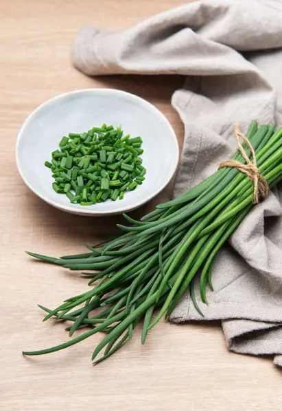 Taze soğanlar taze kesilmiş ve bir kaseye konmuş, pişirilmeye hazır.