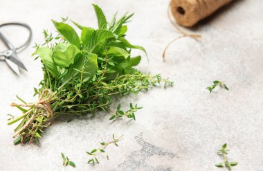İçinde kekik, biberiye, fesleğen ve nane de var. Mutfak tezgahında sicimle bağlanmış, pişirmeye hazır.