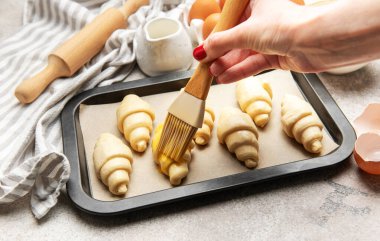 Pişirmeden önce yumurta sarısı ile kruvasan pişirmek, ev yapımı hamur işlerine altın bir dokunuş eklemek,