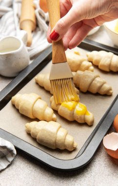 Pişirmeden önce yumurta sarısı ile kruvasan pişirmek, ev yapımı hamur işlerine altın bir dokunuş eklemek,