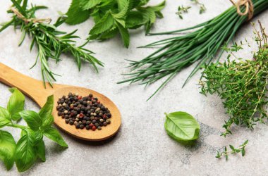 Biberiye, nane, soğan, kekik, fesleğen ve biber gibi otlar canlı bir aşçılık sahnesi yaratır.