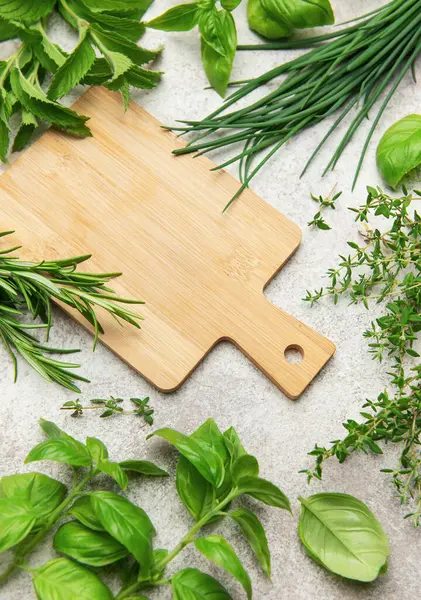 Mutfak masasında uzanan taze otlar ve boş ahşap kesme tahtaları.