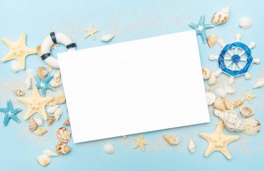 Mavi arka planda deniz yıldızı ve deniz kabukları olan boş bir kart.
