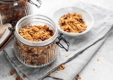 Cam kavanozda saklanmış granola, sağlıklı bir kahvaltı yemeği konsepti.