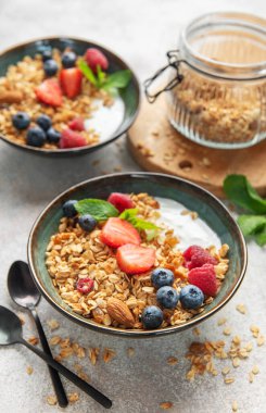 Granola, yoğurt, taze böğürtlen ve sağlıklı bir kahvaltı hazırlayan nane şekeri.