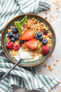 Yoğurt, çilek, yabanmersini, ahududu ve naneli tahıl gevreği.