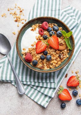 Yoğurt, çilek, yabanmersini, ahududu ve naneli tahıl gevreği.