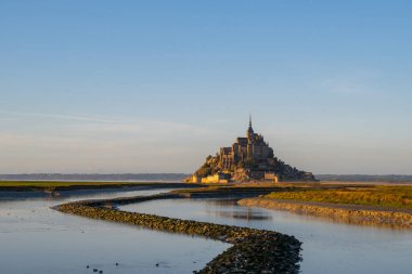 Fransa, Normandiya 'daki Le Mont Saint-Michel gelgit adasının güzel manzarası.