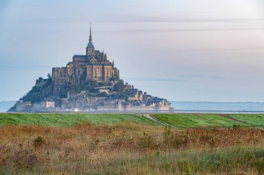 Fransa, Normandiya 'daki Le Mont Saint-Michel gelgit adasının güzel manzarası.