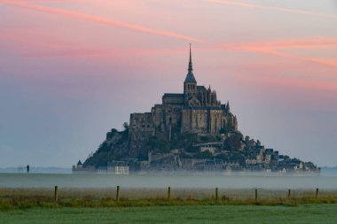 Fransa, Normandiya 'daki Le Mont Saint-Michel gelgit adasının güzel manzarası.