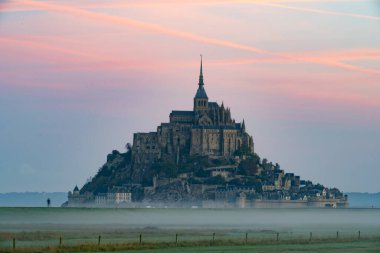 Fransa, Normandiya 'daki Le Mont Saint-Michel gelgit adasının güzel manzarası.