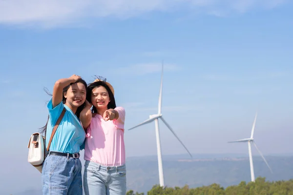 Feliz Duas Meninas Juntos Olhando Para Turbinas Eólicas Montanha Com — Fotografia de Stock