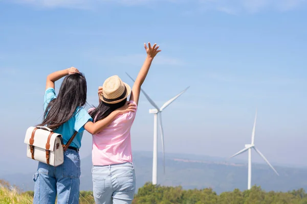 青い空の風力タービンと山を一緒に見て立って幸せな2人の女の子 カオヤイ 電動風力タービンThailand — ストック写真