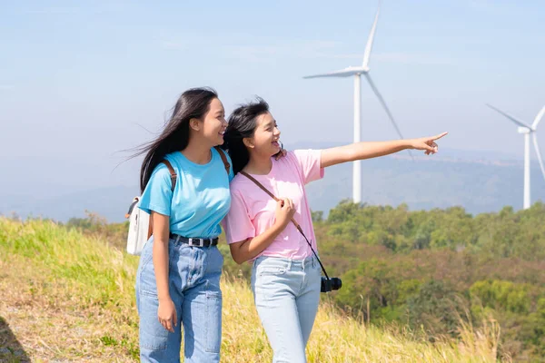 青い空の風力タービンと山を一緒に見て立って幸せな2人の女の子 カオヤイ 電動風力タービンThailand — ストック写真