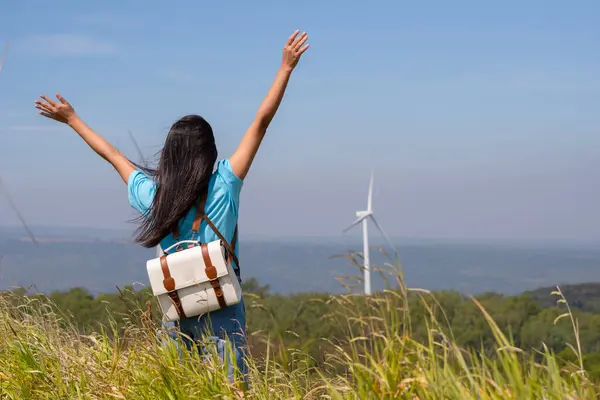 Viajante Menina Voltar Olhando Bela Vista Montanha Turbina Eólica Khao — Fotografia de Stock