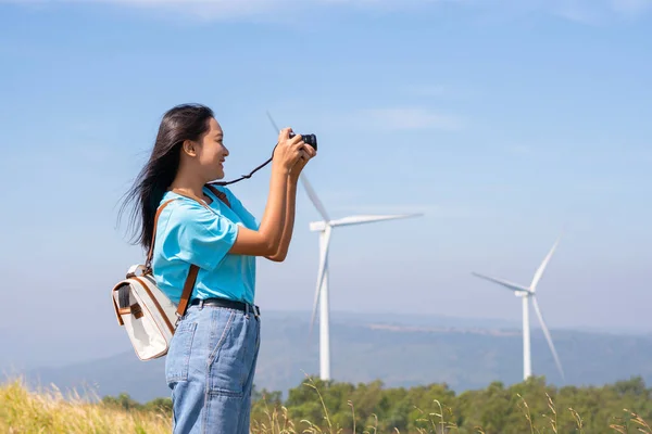 カオヤイテン島の美しい景観と風車を撮影した旅行者の女の子 Electric Wind Turbine Thailand — ストック写真