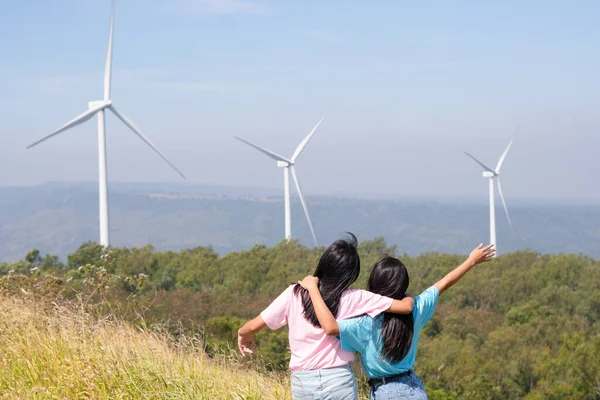 Feliz Duas Meninas Juntos Olhando Para Turbinas Eólicas Montanha Com — Fotografia de Stock