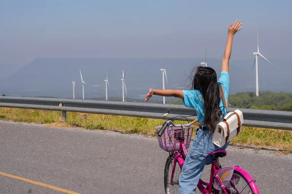 Jovem Passeio Bicicleta Estrada Montanha Com Turbina Eólica Khao Yai — Fotografia de Stock