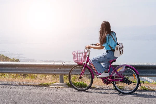 Młoda Dziewczyna Jeździć Rowerze Drodze Górach Turbiną Wiatrową Khao Yai — Zdjęcie stockowe