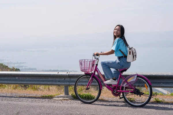 Młoda Dziewczyna Jeździć Rowerze Drodze Górach Turbiną Wiatrową Khao Yai — Zdjęcie stockowe