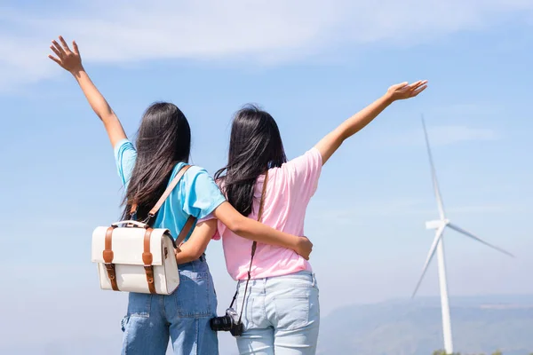 Šťastné Dvě Dívky Stojící Vedle Sebe Dívající Větrné Turbíny Hory Stock Snímky