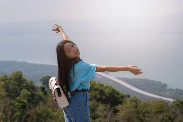 Mladá Dívka Batohem Klobouk Při Pohledu Úžasné Hory Větrné Turbíny Stock Snímky