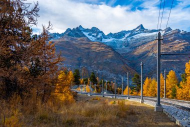 İsviçre 'nin Zermatt şehrinde sonbaharda Matterhorn' un güzel tren rayları ve manzara manzarası.