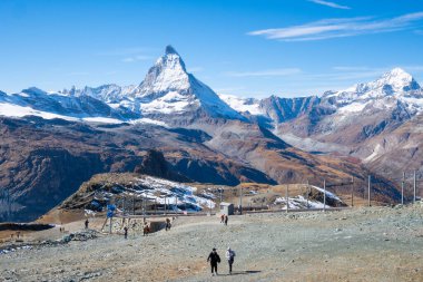 Matterhon.Zermatt İsviçre Dağı manzaralı güzel bir yürüyüş parkuru..;