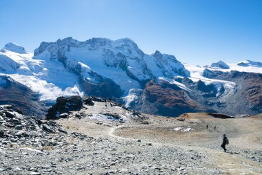 Matterhon.Zermatt İsviçre Dağı manzaralı güzel bir yürüyüş parkuru..;