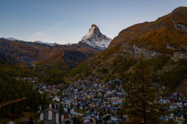 İsviçre 'nin Zermatt şehrinde sonbaharda Matterhorn' un güzel manzara manzarası.