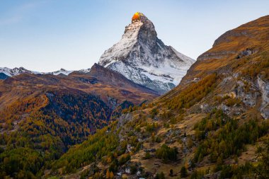 İsviçre 'nin Zermatt şehrinde sonbaharda Matterhorn' un güzel manzara manzarası.