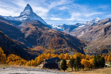 İsviçre 'nin Zermatt şehrinde sonbaharda Matterhorn' un güzel manzara manzarası.