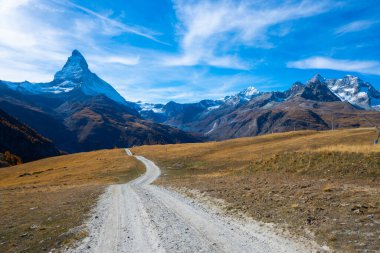 Matterhon.Zermatt İsviçre Dağı manzaralı güzel bir yürüyüş parkuru..;