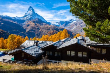 İsviçre 'nin Zermatt şehrinde sonbaharda Matterhorn' un güzel manzara manzarası.