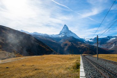 İsviçre 'nin Zermatt şehrinde sonbaharda Matterhorn' un güzel tren rayları ve manzara manzarası.