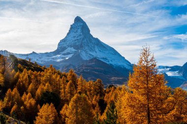 İsviçre 'nin Zermatt şehrinde sonbaharda Matterhorn' un güzel manzara manzarası.